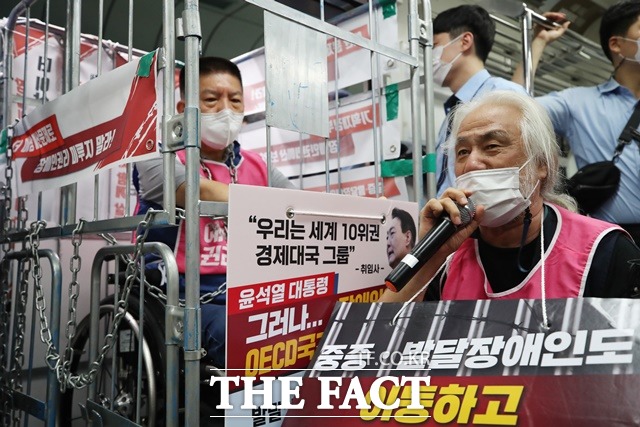 박경석 대표는 21년간 외쳐온 장애인의 이동권에 대해 국가와 지자체는 무책임했다며 불법을 규정하는 건 사법부 역할인데, 시장이 왜 사법부의 권한까지 행사하려는 건지 모르겠다고 말했다./뉴시스